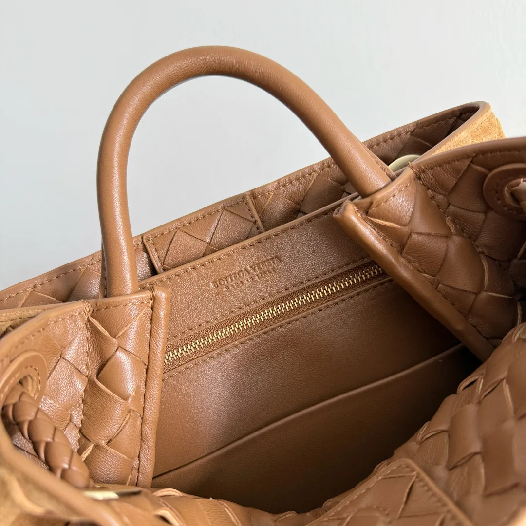 The new Andiamo batch of 3060 BV is shipped‼ ️The classic intercciato weaving process is used to create a soft bag, the metal knot is made of micro-cast aluminum using jewelry technology🪢, and the decorative beads are made of metal and hand-polished oak, allowing you to jump repeatedly between elegance and fun💃, making it unpredictable. Classic and versatile, it shows off your temperament, and the bag has a large capacity, making it very convenient for daily commuting! It has a variety of carrying methods, the shoulder straps can be adjusted by yourself, the original lambskin feels soft and delicate, and the unisex style breaks gender boundaries and brings a more practical and long-lasting use experience. The Andiamo, which has both elegant and casual styles, perfectly interprets the "fashionable old money style". Style No.: 743568+Wood Hardware Color: Suede Amber Brown·New Size: 25*22*10.5cm